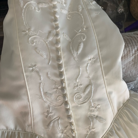 🚫SOLD🚫Size 12 Ivory Sample Wedding Dress With Train, Embroidery And Beading - Picture 7 of 12